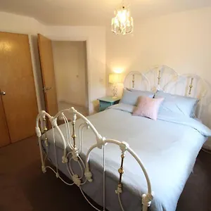 Holiday home 3 Bedroom Flat 10 Mins Walk To Bay And Center Free Parking, Cardiff