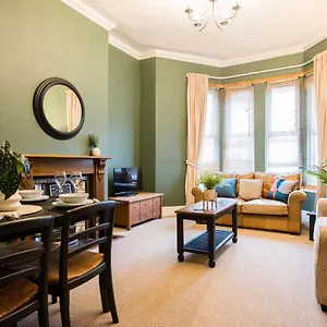 Apartment Stylish 2 Bed Apartment, 10 Min Walk To City Centre With Dedicated Parking Space, Cardiff